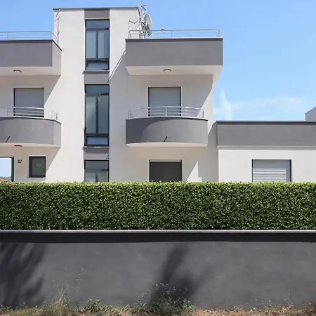 Pool Retreat * 풀라