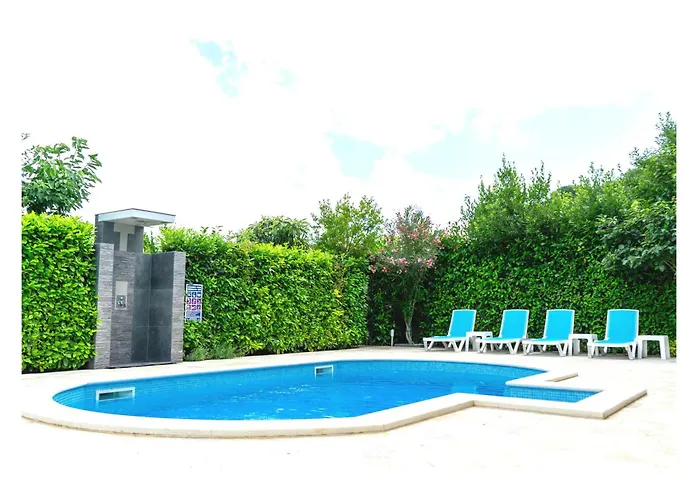 Pool Retreat Pula