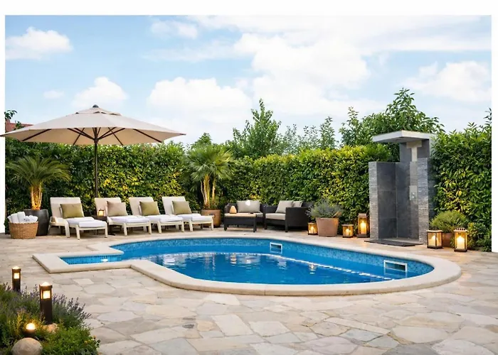 Pool Retreat * 풀라