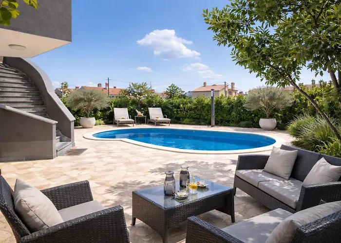 Apartment Pool Retreat